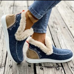Cozy Faux-Fur Lined Slip-On Women’s Sneaker Boot in Navy and Tan